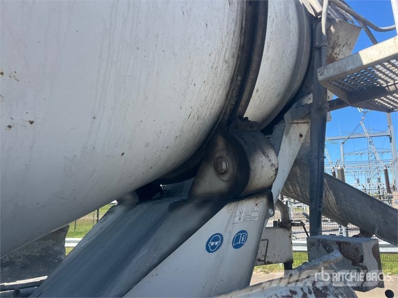 Iveco Trakker 400 8x4 Twin-Steer Mixer Truck Camiones de concreto