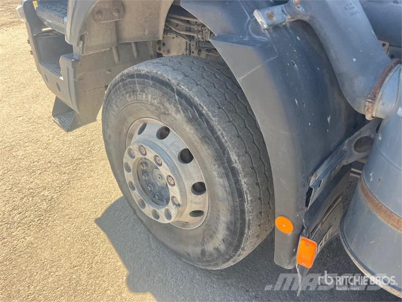 Iveco Trakker 400 8x4 Twin-Steer Mixer Truck Camiones de concreto