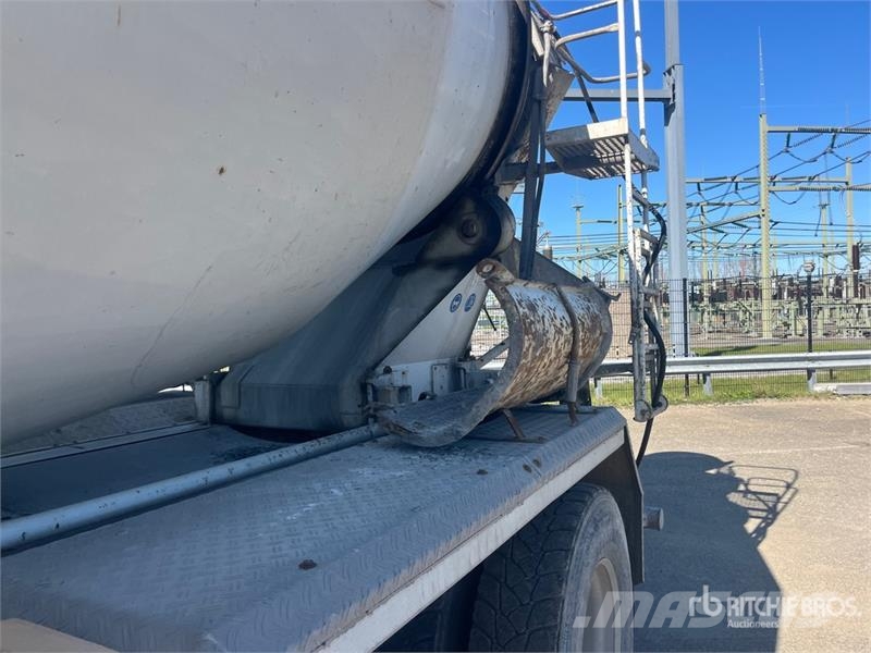 Iveco Trakker 400 8x4 Twin-Steer Mixer Truck Camiones de concreto