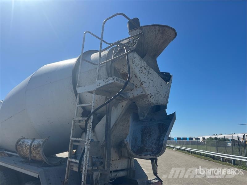 Iveco Trakker 400 8x4 Twin-Steer Mixer Truck Camiones de concreto