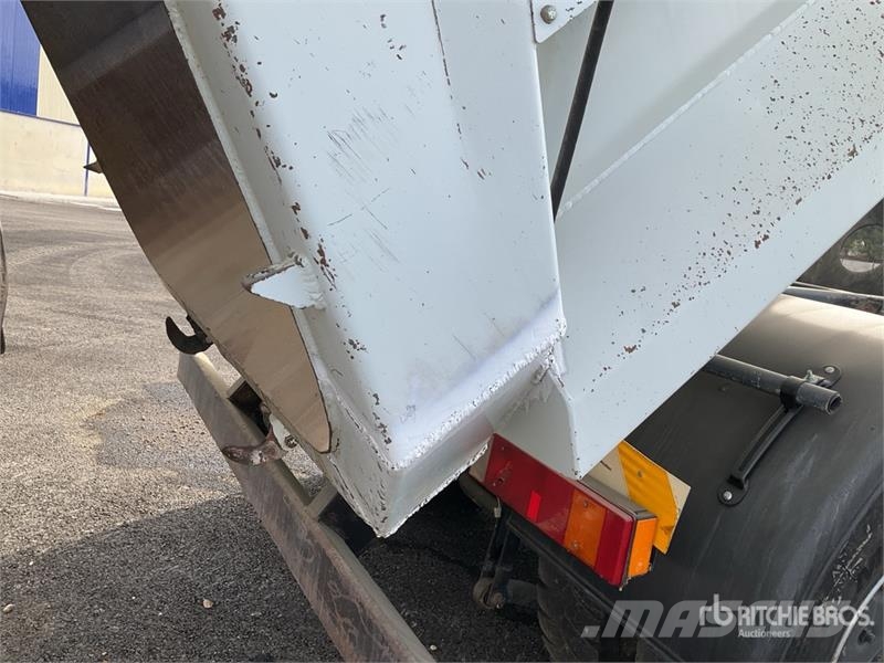 Iveco Trakker 500 8x4 Tri/A Dump Truck Savivarčiai