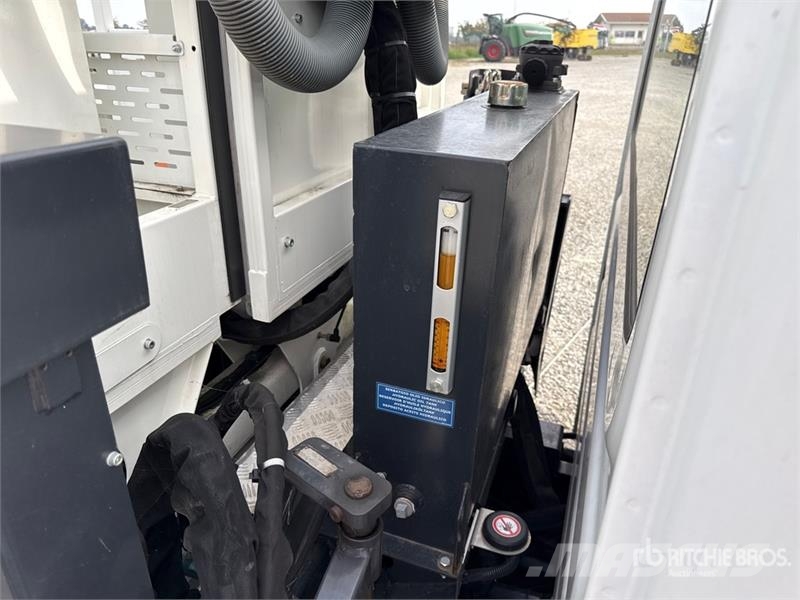 Iveco Tunlift 737-500 5 m on Iveco Daily 70-180 4x2 Buck Auto korvtõstukid