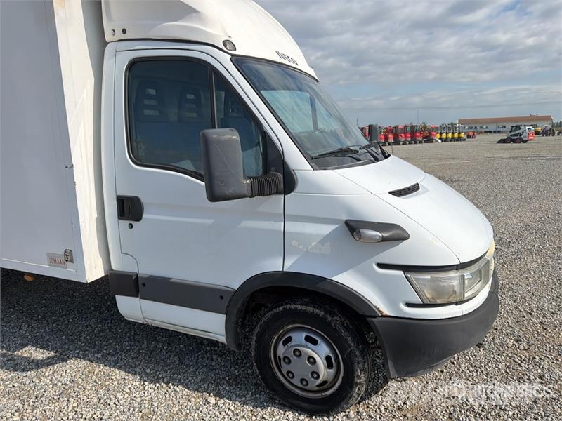 Iveco Van Truck Camiões de caixa fechada