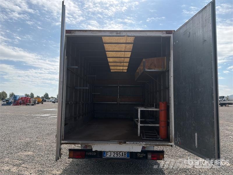 Iveco Van Truck Camiões de caixa fechada