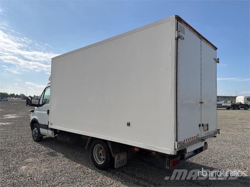 Iveco Van Truck Camiões de caixa fechada