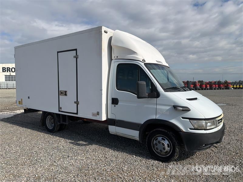 Iveco Van Truck Camiões de caixa fechada