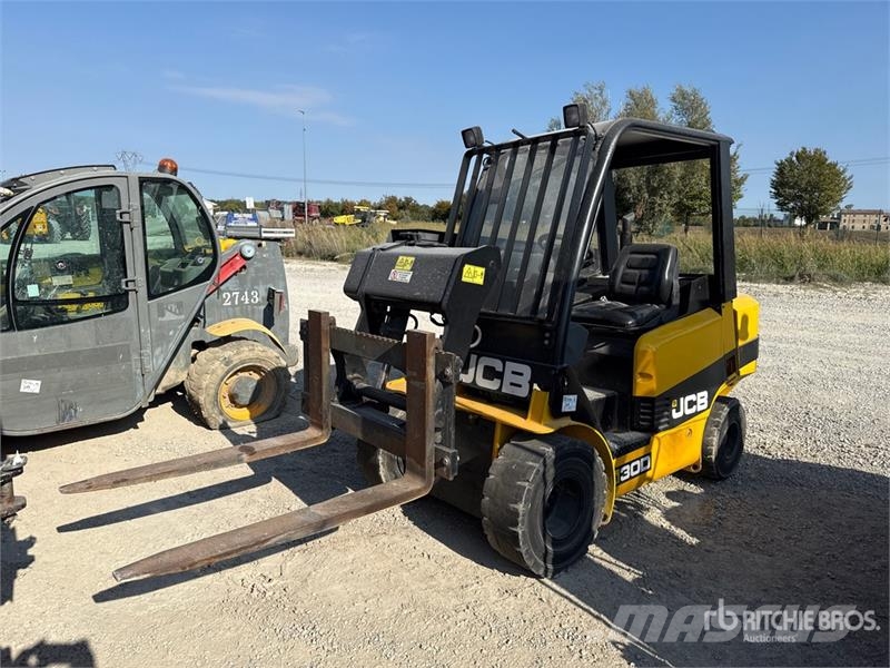 JCB 300 Telehandler (Inoperable) مناولات متداخلة
