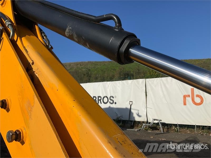 JCB 3CX Compact Backhoe Loader Товарач със заден ексватор