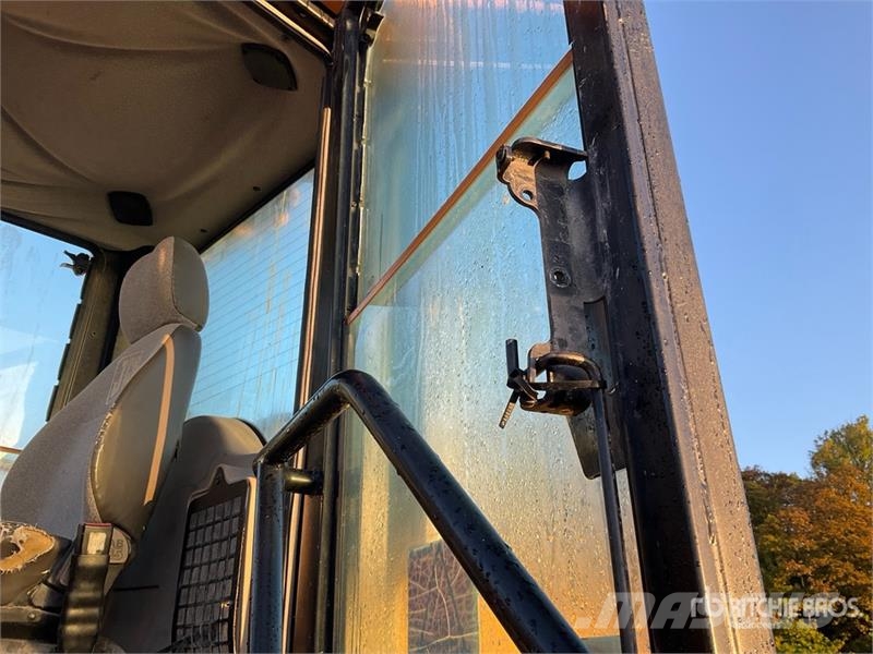 JCB 411 Wheel Loader Gumikerekes homlokrakodók