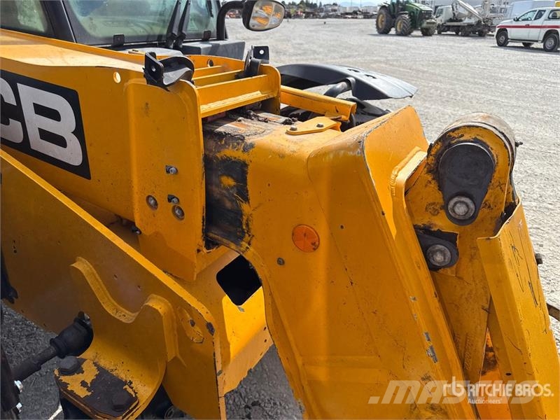 JCB 531-70 مناولات متداخلة