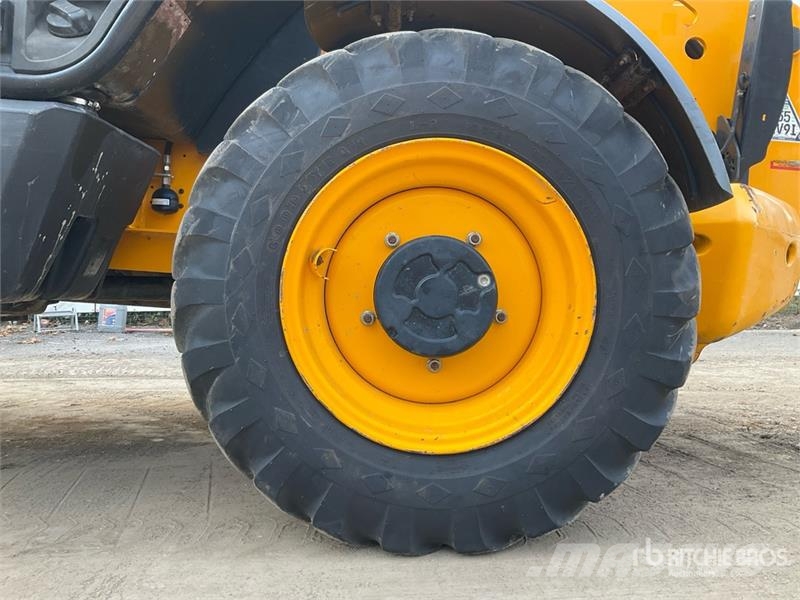 JCB 540-140 مناولات متداخلة