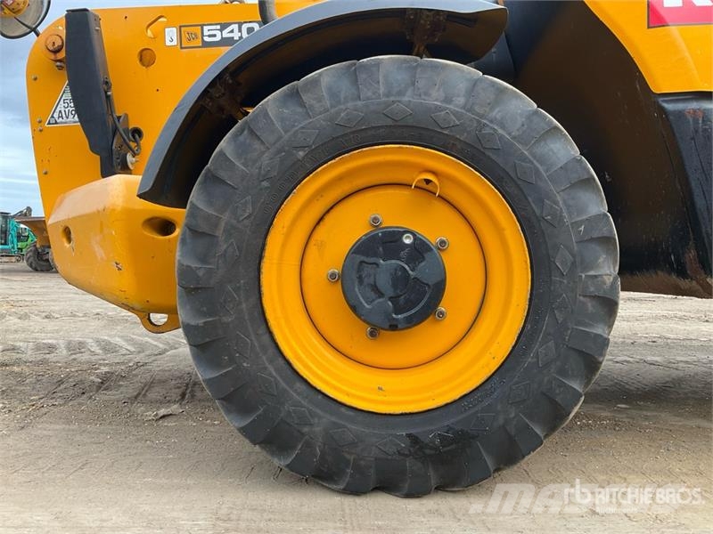 JCB 540-140 مناولات متداخلة