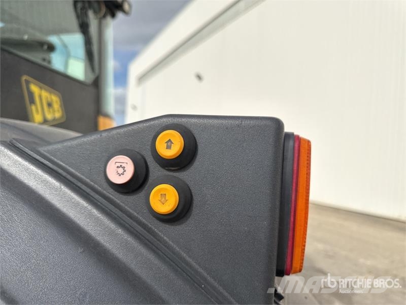 JCB Fastrac 3185 Autoshift 4WD Tractor Tractors