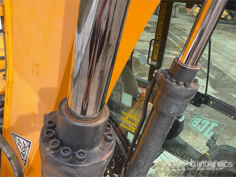 JCB JS131LC Tracked Excavator Crawler excavators