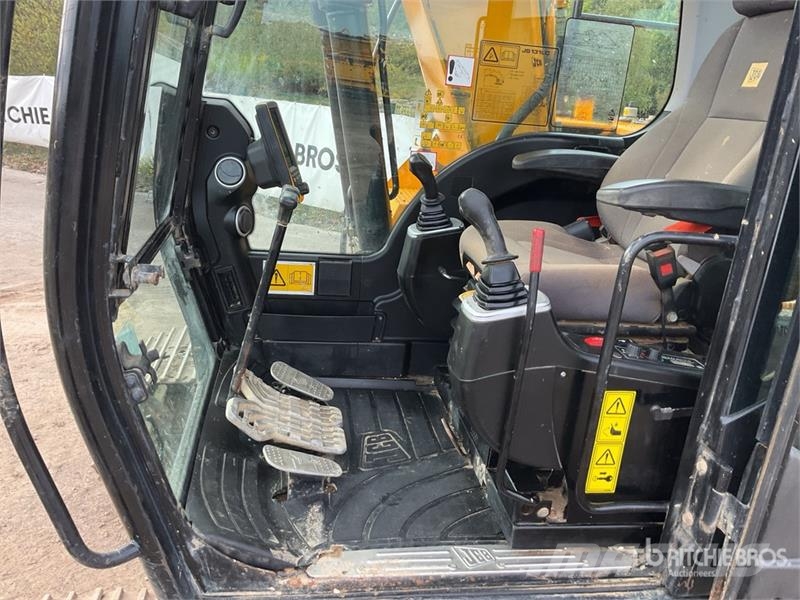 JCB JS131LC Tracked Excavator Crawler excavators