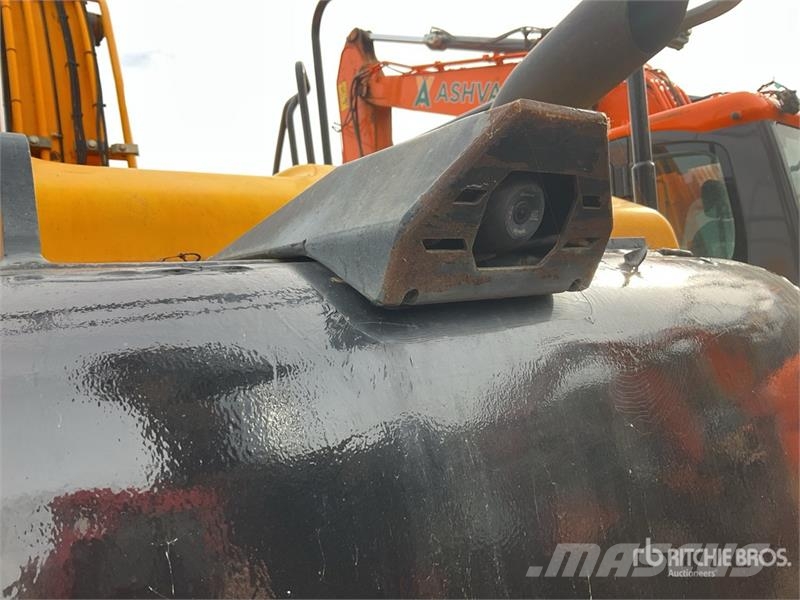 JCB JS131LC Tracked Excavator Crawler excavators