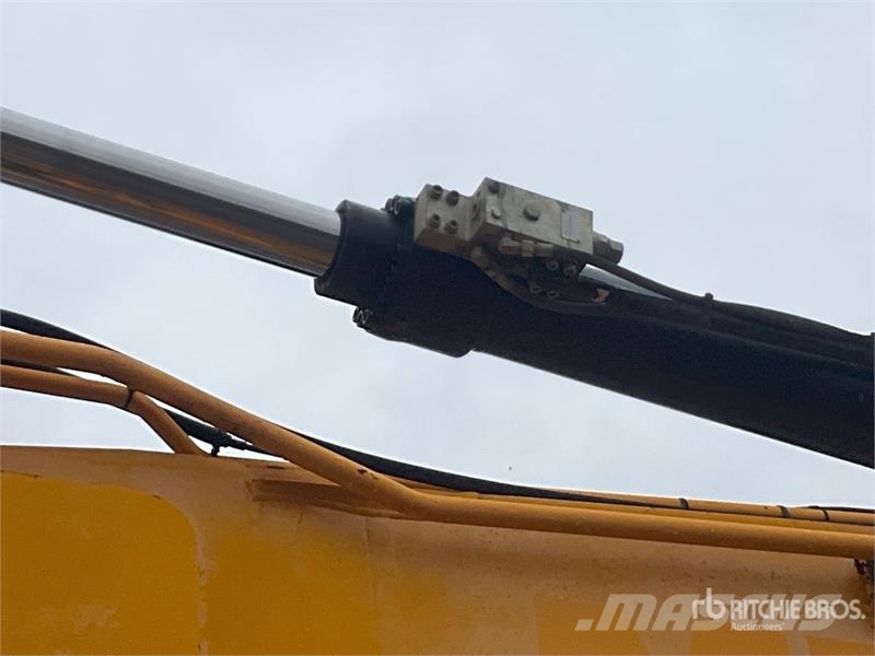 JCB JS300LC Tracked Excavator Kāpurķēžu ekskavatori