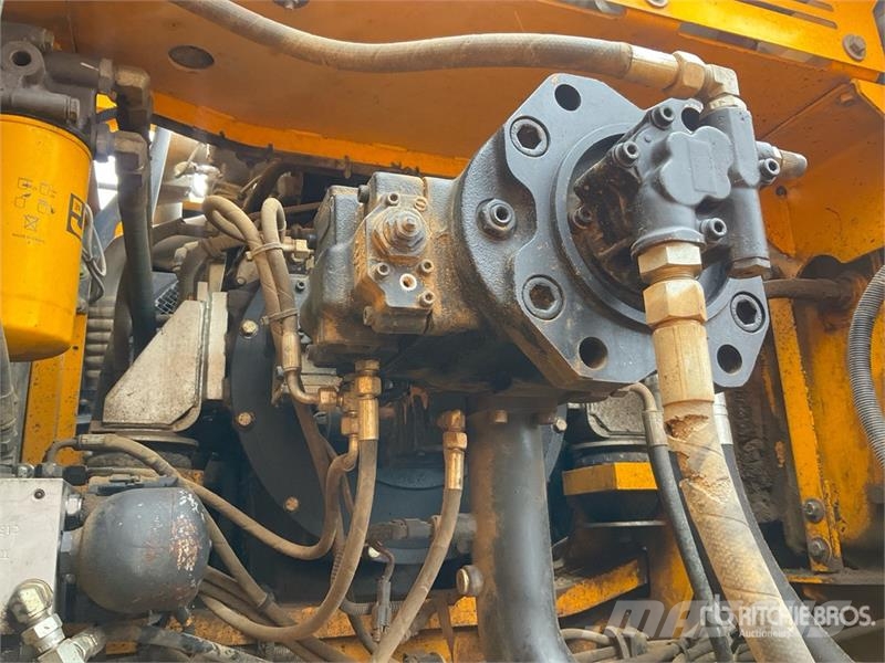 JCB JS300LC Tracked Excavator Kāpurķēžu ekskavatori