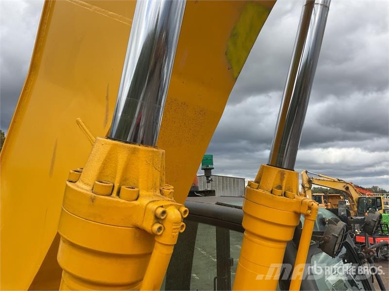 JCB JS330 Long Reach Tracked Excavator Crawler excavators