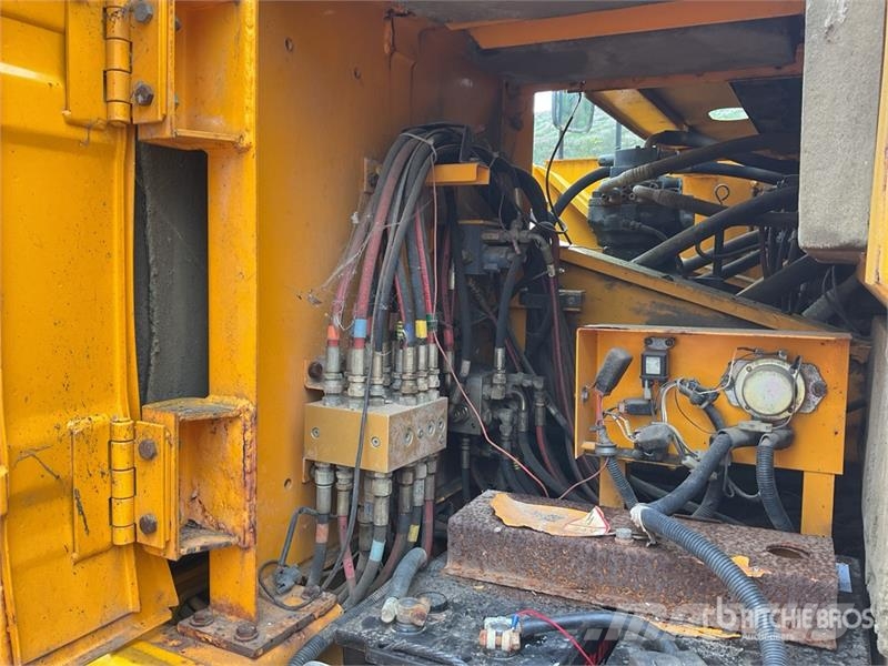 JCB JS330 Long Reach Tracked Excavator Crawler excavators