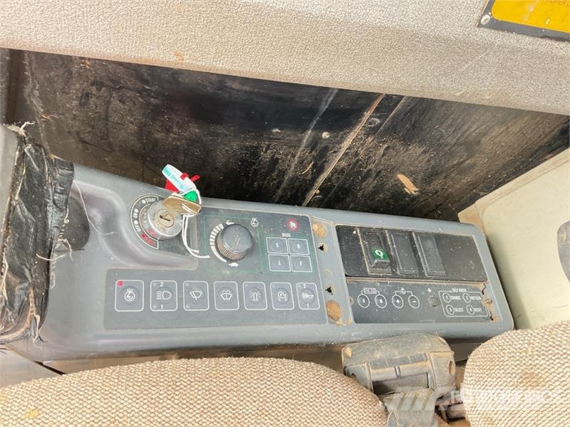 JCB JS330 Long Reach Tracked Excavator Crawler excavators