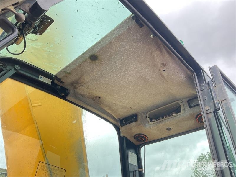 JCB JS330 Long Reach Tracked Excavator Crawler excavators
