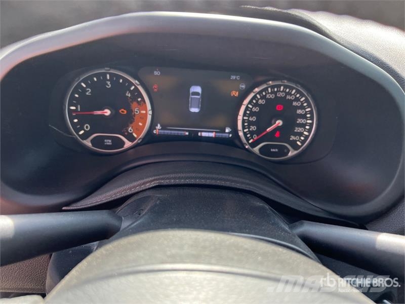 Jeep Renegade SUV Automobily