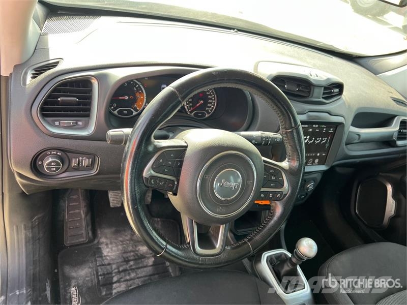 Jeep Renegade SUV Automobily