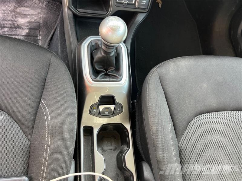 Jeep Renegade SUV Automobily