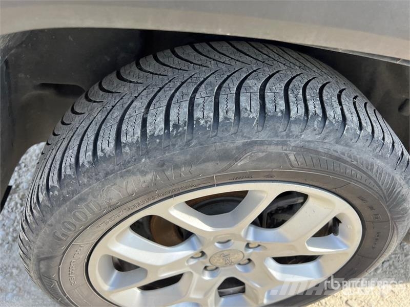Jeep Renegade SUV Automobily