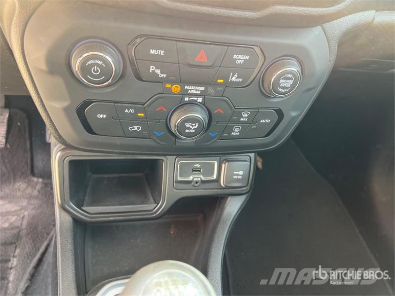 Jeep Renegade SUV Automobily