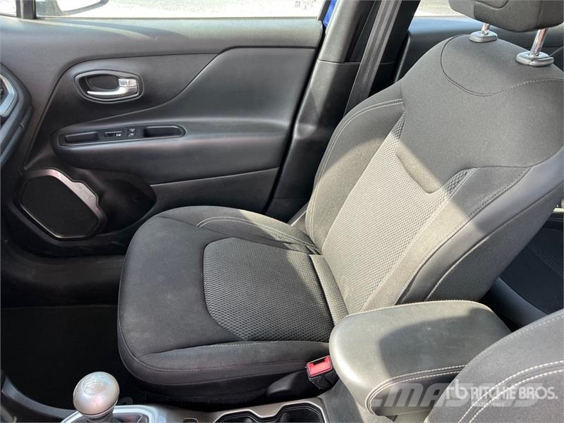 Jeep Renegade SUV Automobily