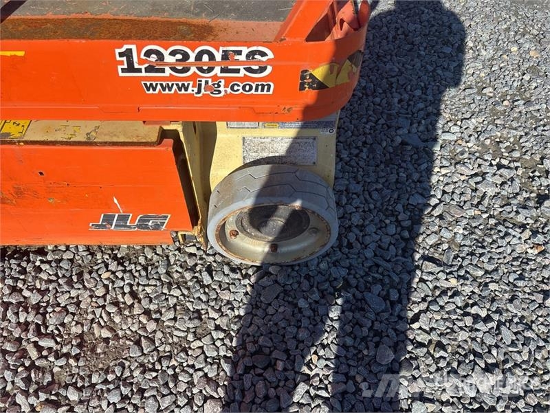 JLG 1230ES Vertical Mast Lift (Inoperable) Vertikālie pacēlāji
