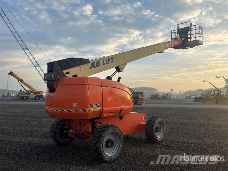 JLG 600S 4WD Diesel Telescopic Boom Lift رافعات سلة تلسكوبية