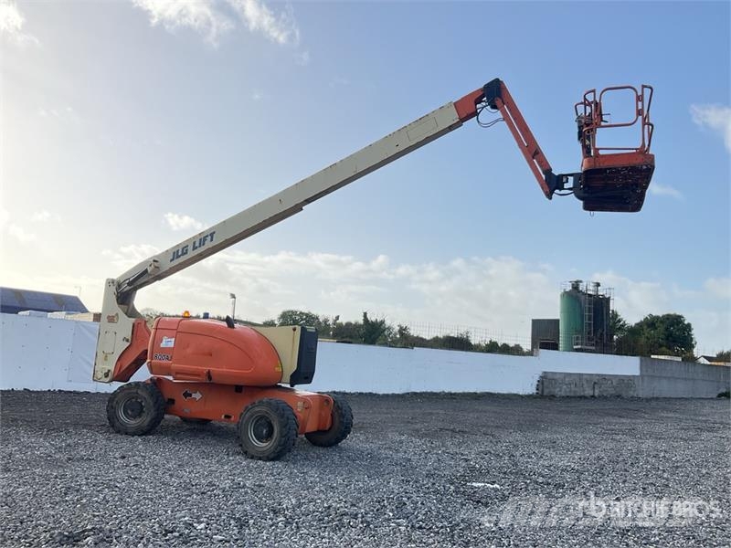 JLG 800AJ 4WD Diesel Articulating Boom Lift 曲臂高空作業車