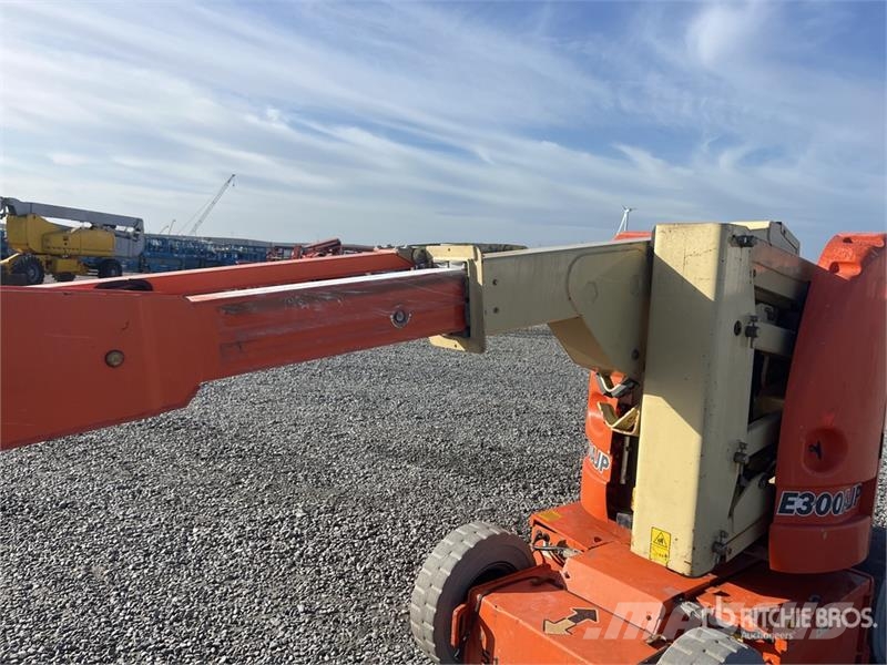 JLG E300AJP 2WD Electric Articulating Boom Lift ブームリフト 屈伸型