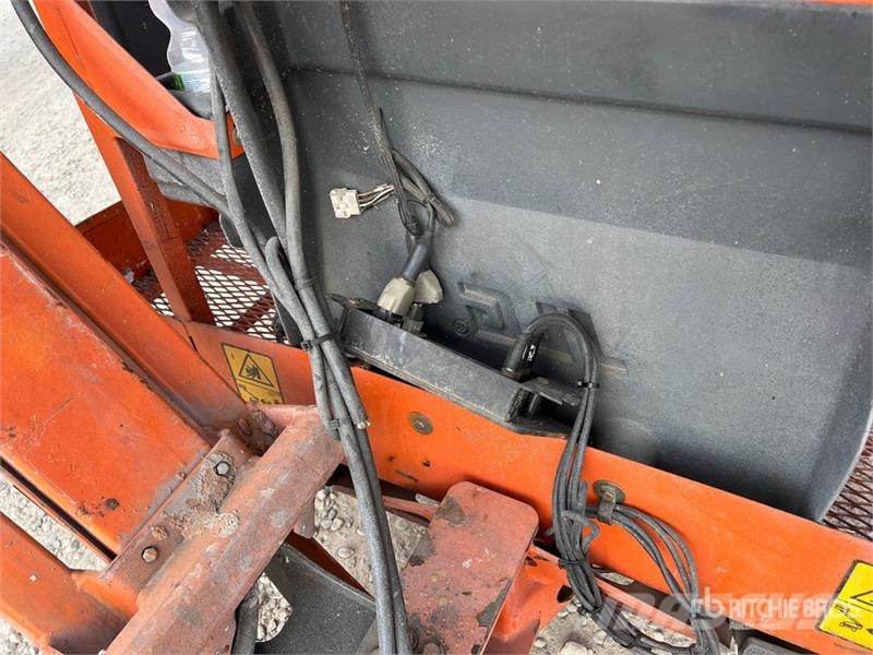 JLG E450A Plataformas con brazo de elevación manual