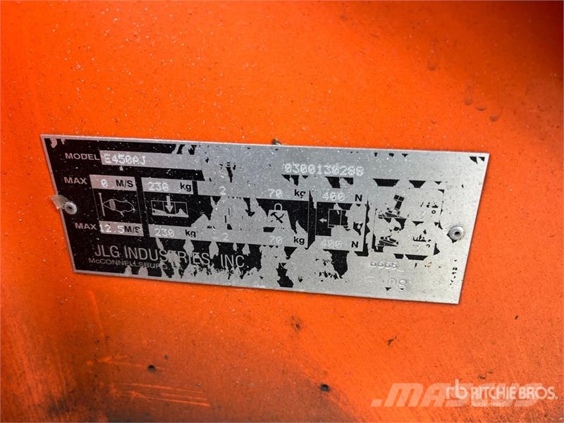 JLG E450A Plataformas con brazo de elevación manual