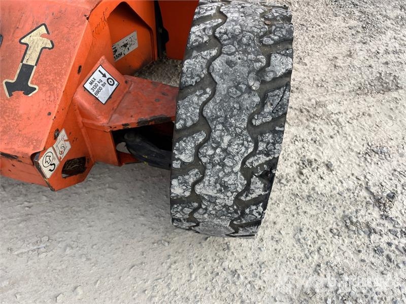 JLG E450A Plataformas con brazo de elevación manual