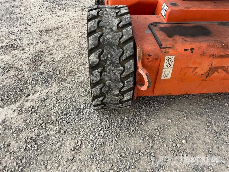 JLG E450A Plataformas con brazo de elevación manual