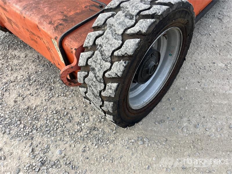 JLG E450A Plataformas con brazo de elevación manual