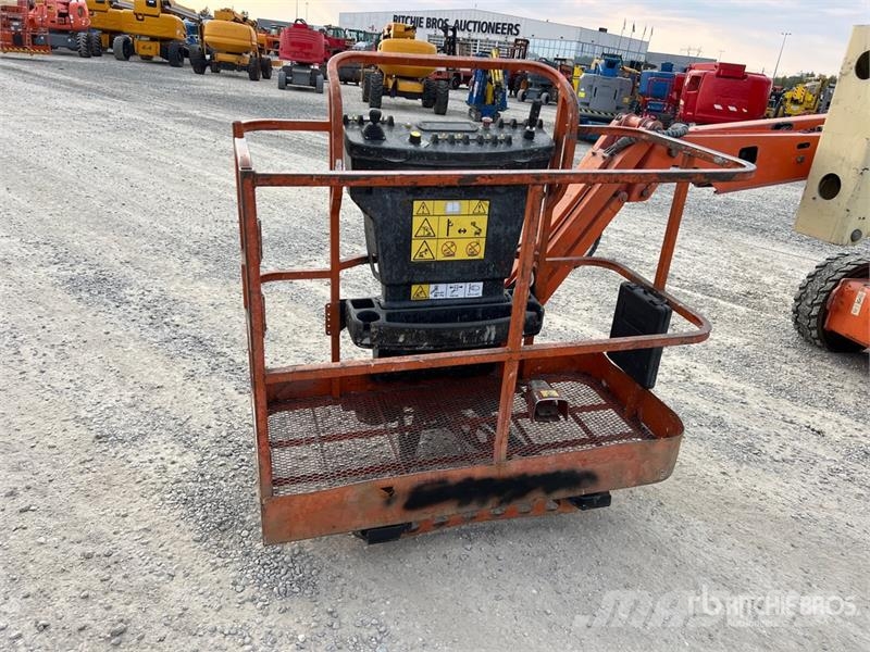 JLG E450A Plataformas con brazo de elevación manual