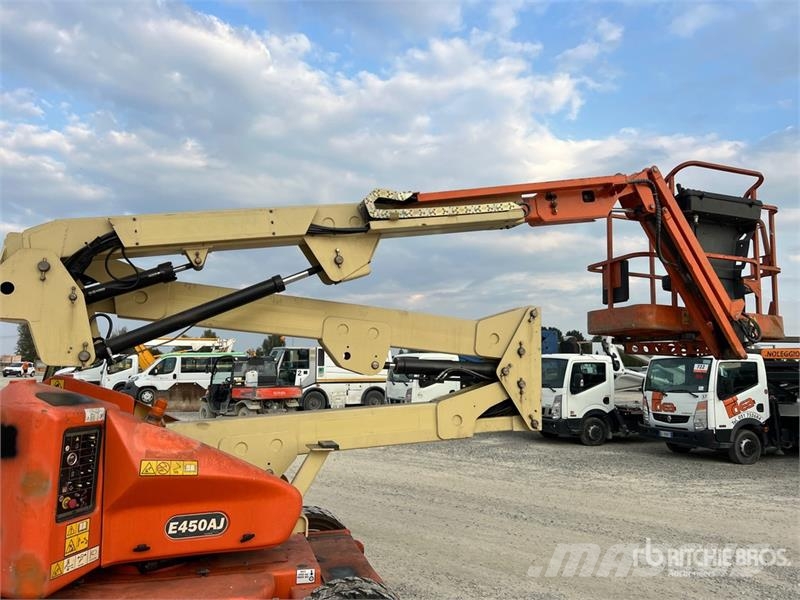 JLG E450A Plataformas con brazo de elevación manual
