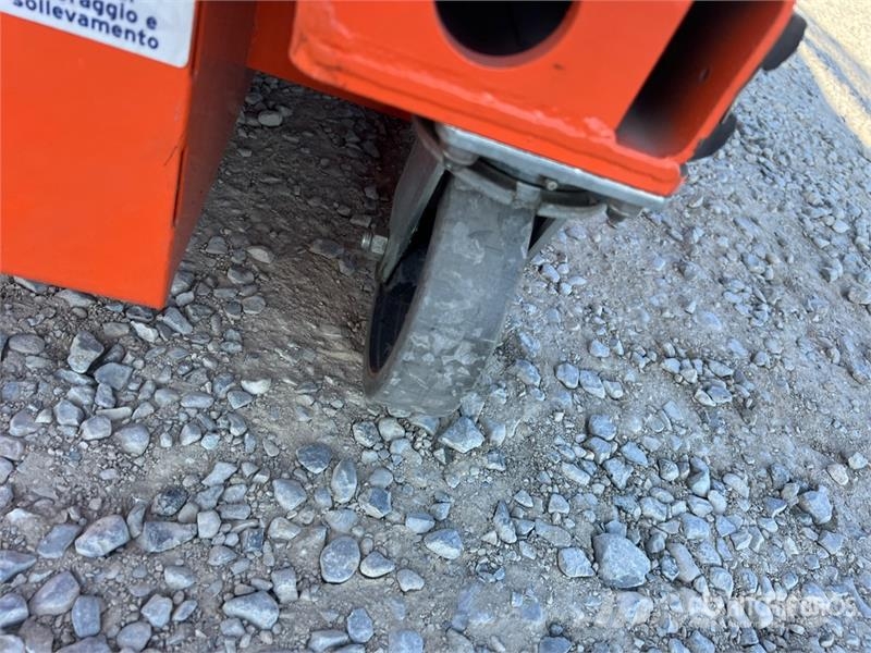 JLG NANO 830SP Vertical Mast Lift Személyemelők
