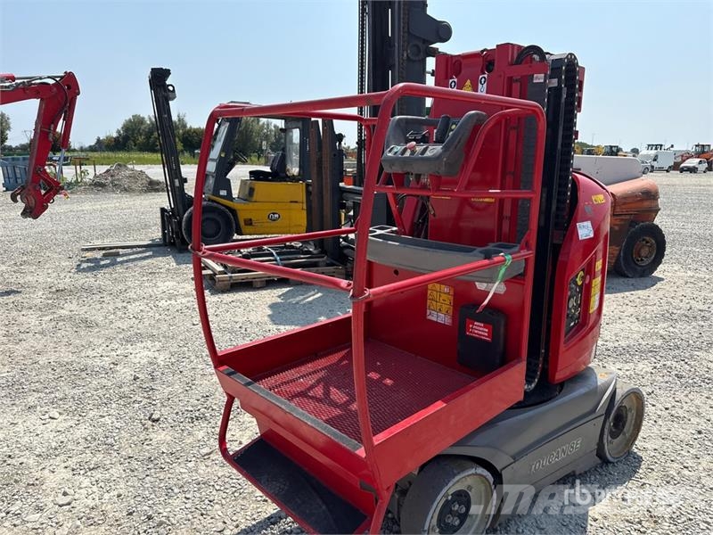 JLG Toucan 8E Vertical Mast Lift (Inoperable) رافعات السارية الرأسية