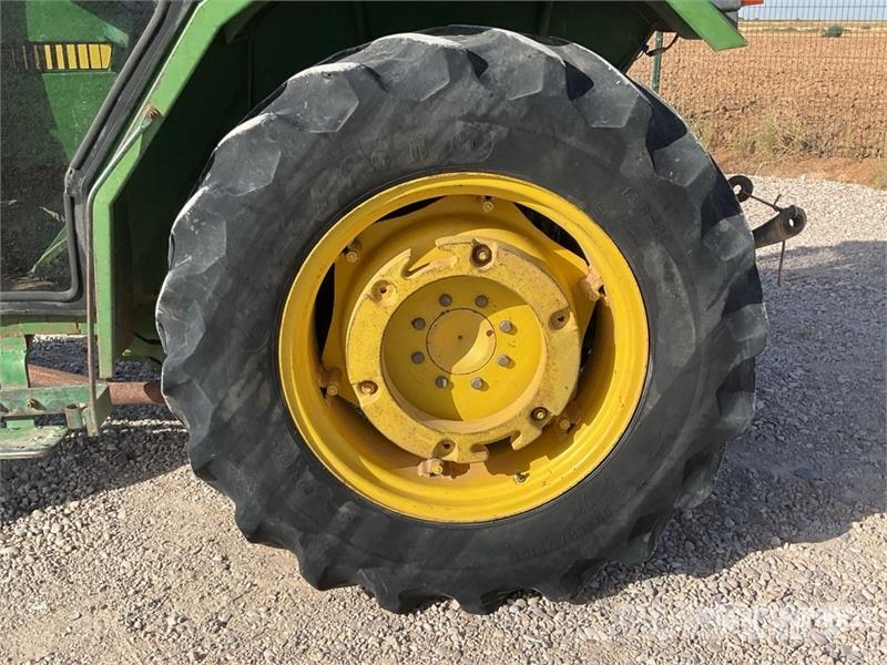 John Deere 2450SF 2WD Tractor Traktorok
