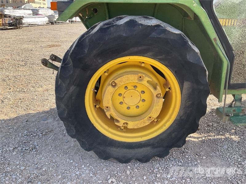 John Deere 2450SF 2WD Tractor Traktorok