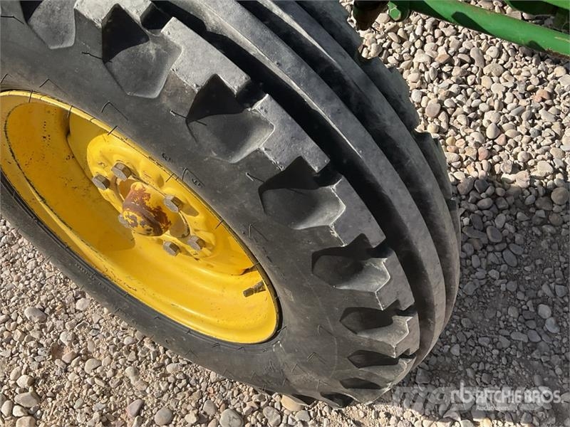 John Deere 2450SF 2WD Tractor Traktorok
