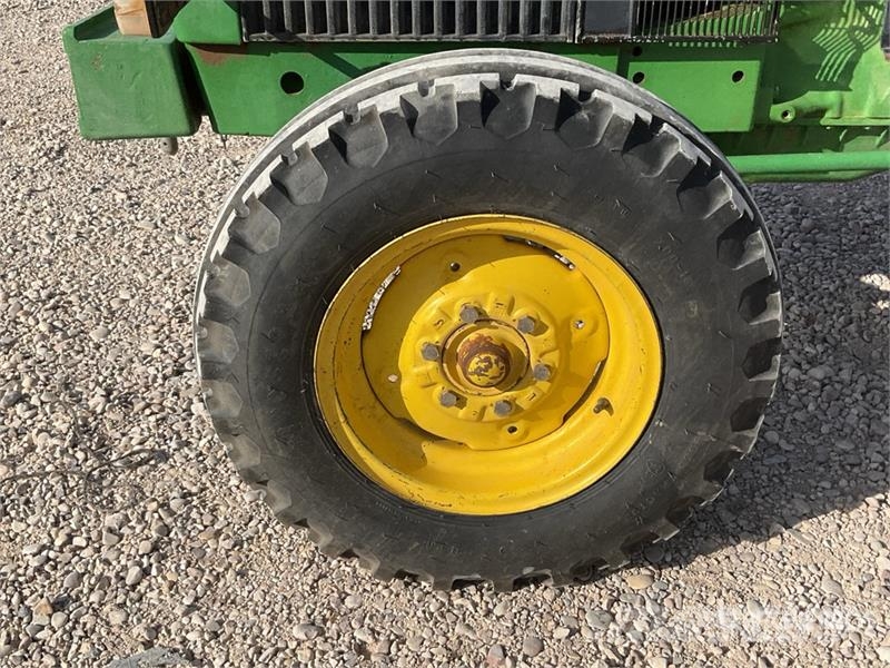 John Deere 2450SF 2WD Tractor Traktorok
