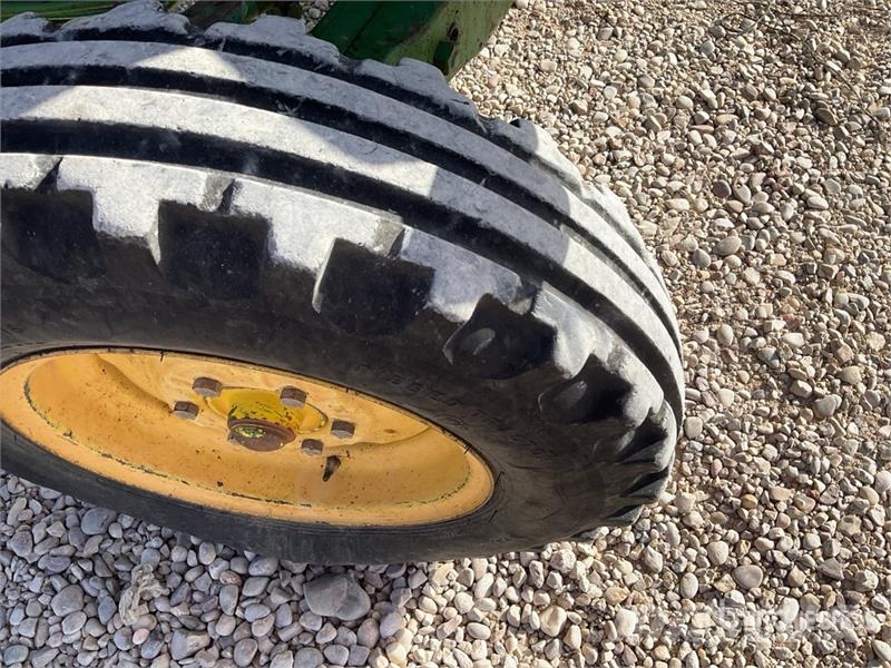 John Deere 2450SF 2WD Tractor Traktorok